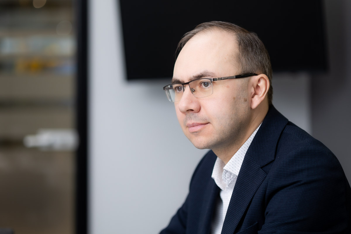 Кроме того что в лизинге не нужны поручители, можно рассчитывать на более индивидуальный подход при расчете платежеспособности. Например, к совокупному доходу можно подключить не только близких родственников, но и иных третьих лиц. 